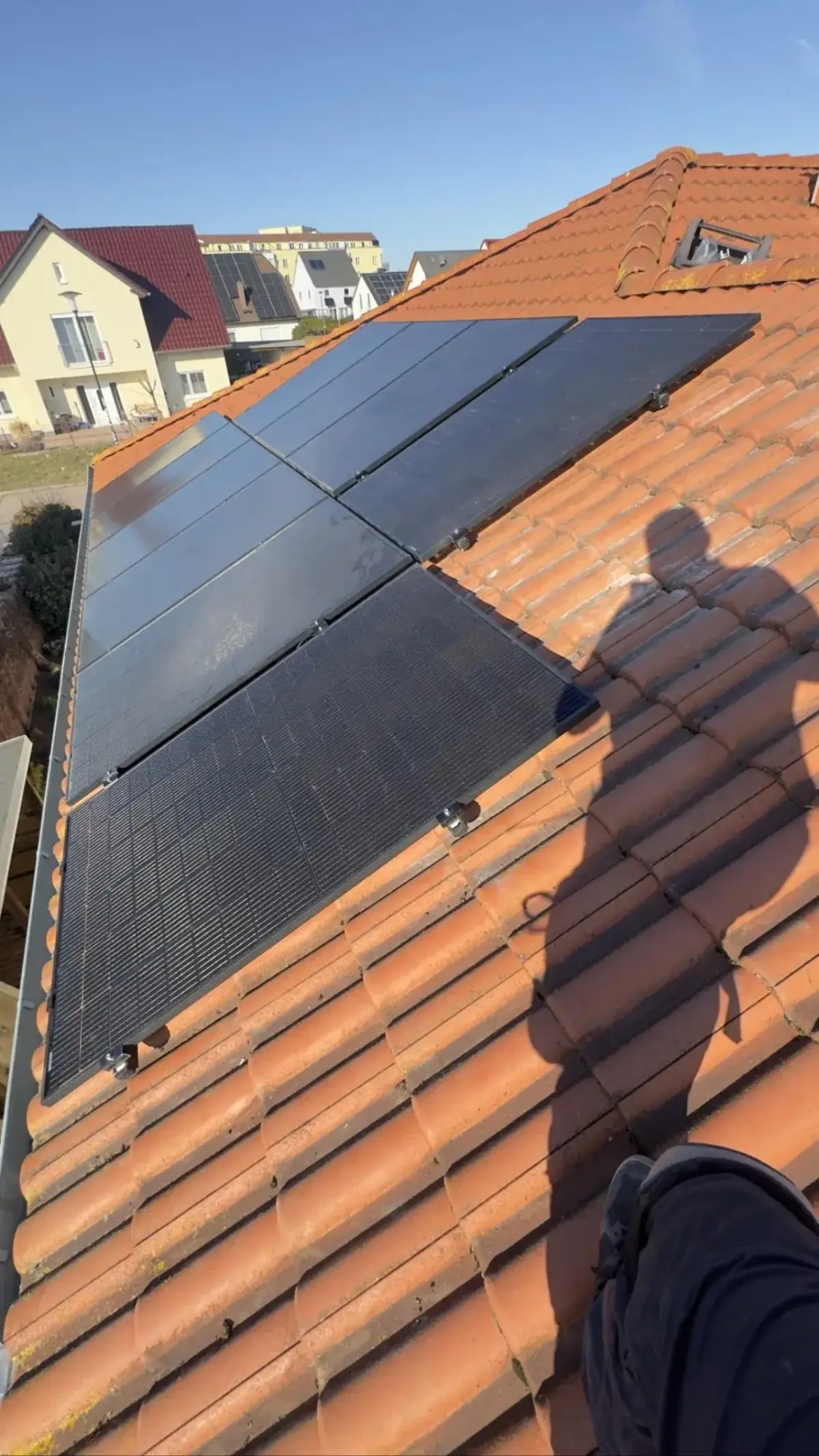 Schwarze Solarmodule auf Ziegeldach